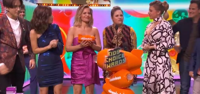 ‘Fuller House’ Costars Subtle Support Of Lori Loughlin At Kids’ Choice Awards