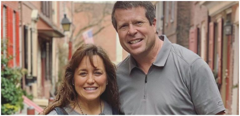 Duggars Continue Dropping Price Of Arkansas Mansion & Fans Have Theories