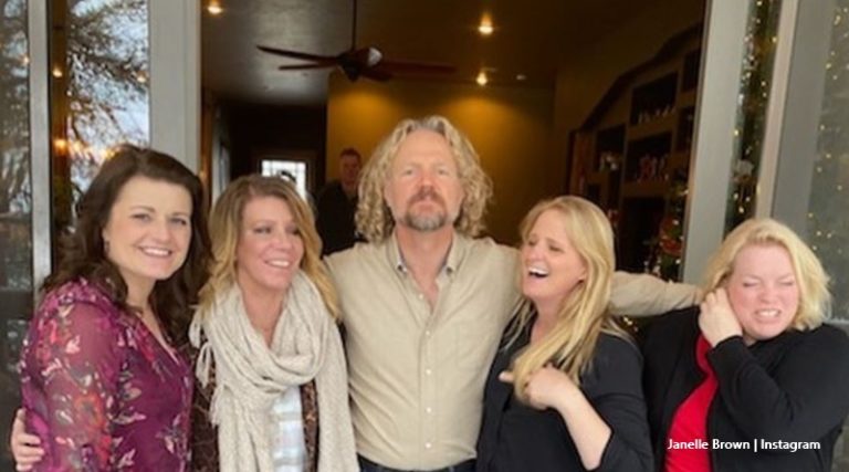 Sister Wives’ Thanksgiving Pic Gets Fans Wondering About Robyn Brown Being Pregnant