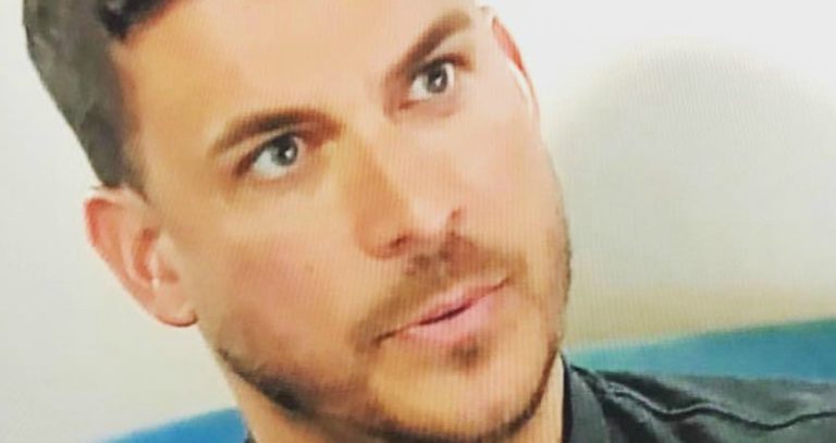 ‘VPR’s Jax Taylor Responds to Fans Slamming for Ignoring Christmas Tree Requests, ‘People Are Trying to Scam Me,’ Plus Brittany Cartwright Faces Pregnancy Rumors Again