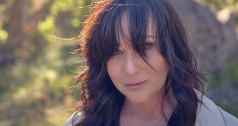 Celebrities and Fans Offer Support to ‘90210’ Actress Shannen Doherty After Cancer Returns