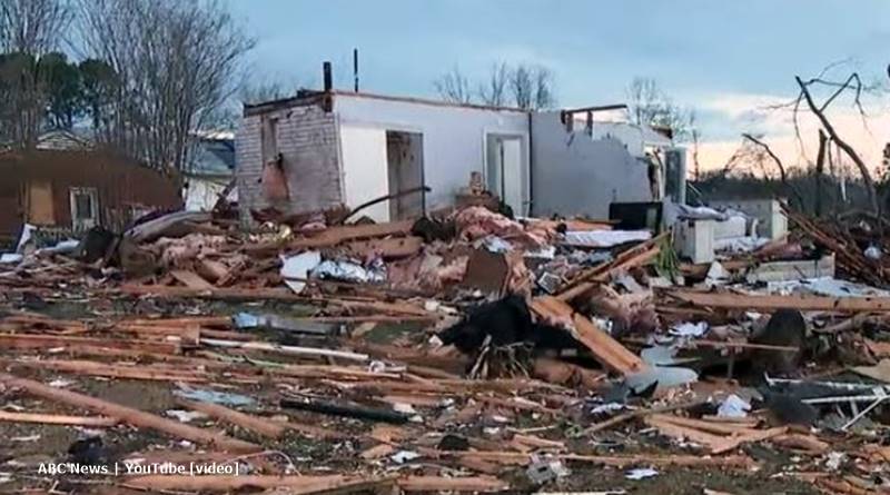 Duggar boys james and Jason help with tennessee tornadoes