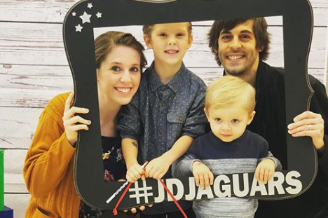Jessa Duggar Shares A Photo Of Jill Duggar On A Duggar Family Outing