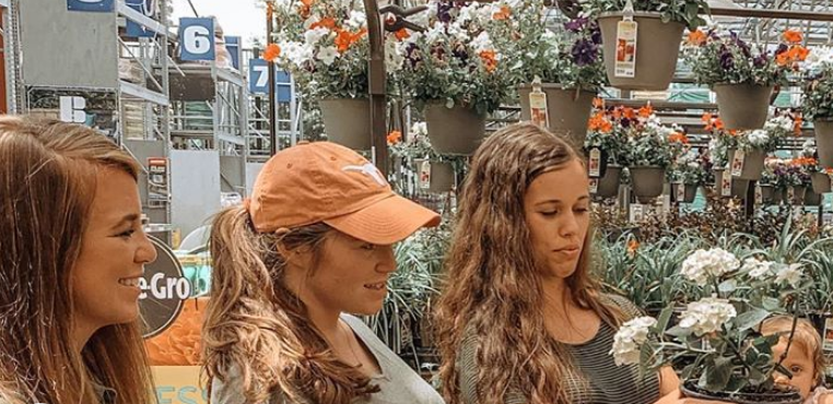 Duggar Sisters Called Out For Not Wearing Masks