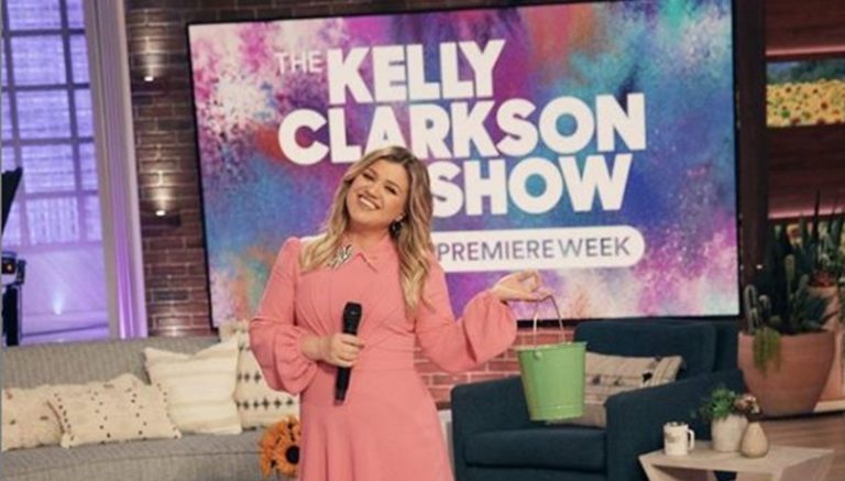 Kelly Clarkson Describes 2020 As A ‘Dumpster Fire’