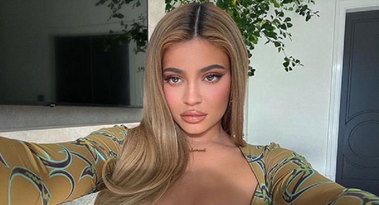 Kylie Jenner Shows Cleavage In Bra, Reveals She’s ‘Missing’ Someone