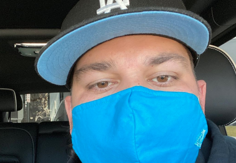 Rob Kardashian Shows Face On Instagram, Covers Part Of Photo