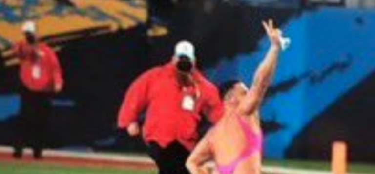 Super Bowl LV Streaker Runs Across Field, Shows Off Butt