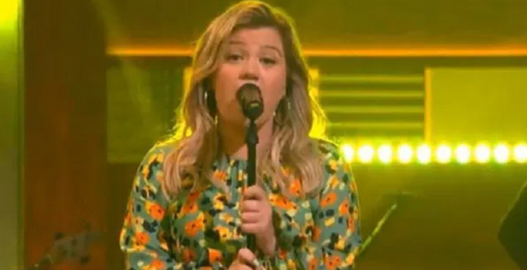 Check Out Kelly Clarkson’s Dreamy Debbie Gibson Cover