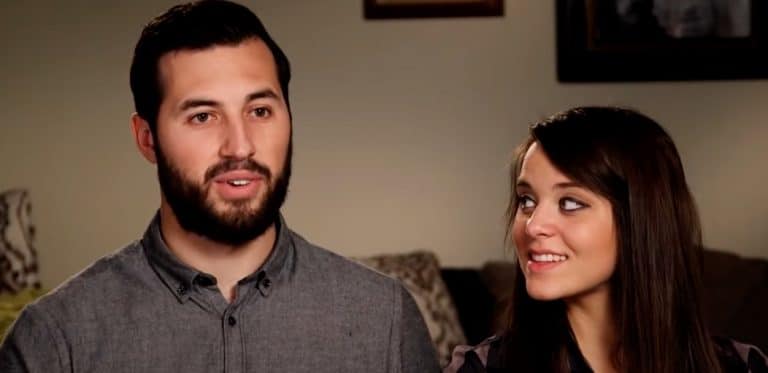 Jinger Vuolo Defies Parents, Puts Legs On Display In Labor Day Photo