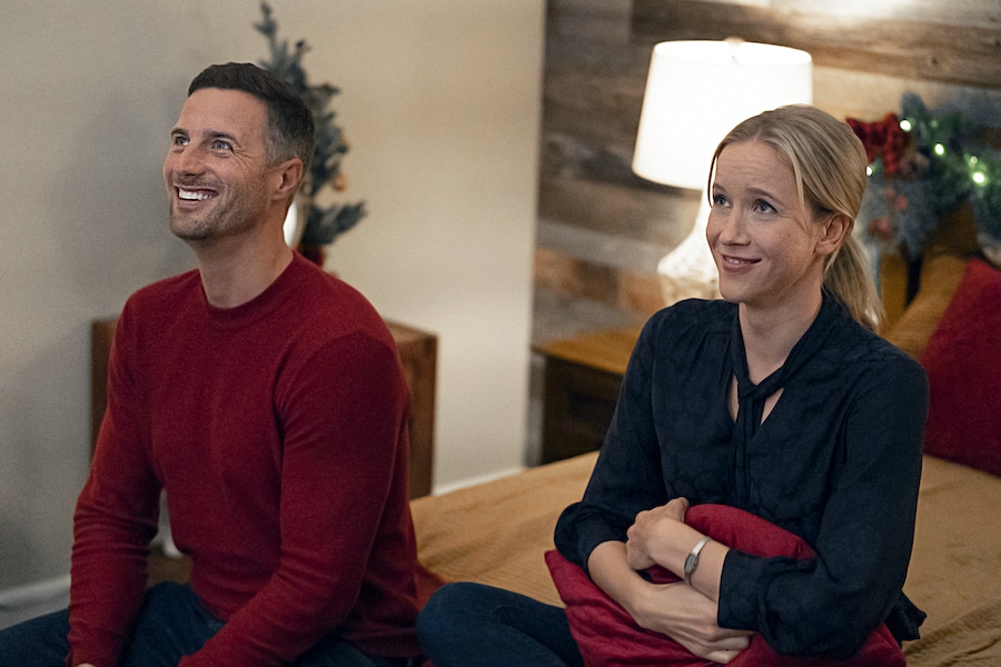 Hallmark, Time For Them To Come Home For Christmas-Photo: Brendan Penny, Jessy Schram Credit: ©2021 Crown Media United States LLC/Photographer: Luba Popovic