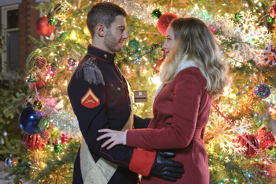 Hallmark A Royal Queen's Christmas Photo: Julian Morris, Megan Park Credit: ©2021 Crown Media United States LLC/Photographer: Brooke Palmer