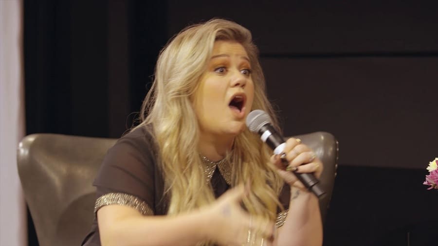 Kelly Clarkson Interview [Screenshot | YouTube]
