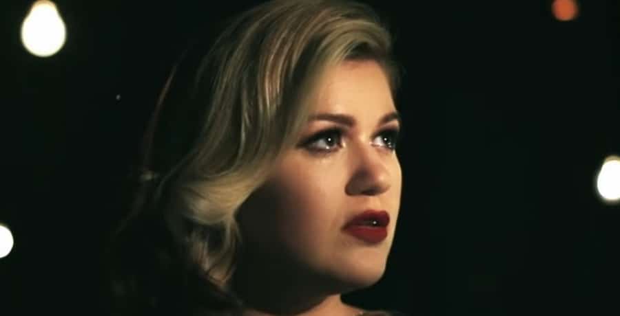 Kelly Clarkson Wrapped In Red [Screenshot | YouTube]