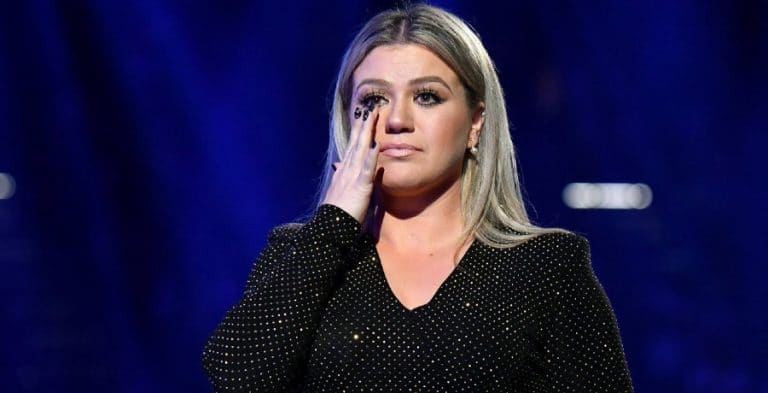 Kelly Clarkson Has Emotional Breakdown During NBC Christmas Special