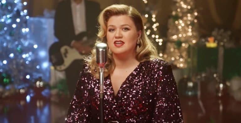 ‘The Voice:’ What’s Wrong With This Photo Of Kelly Clarkson?