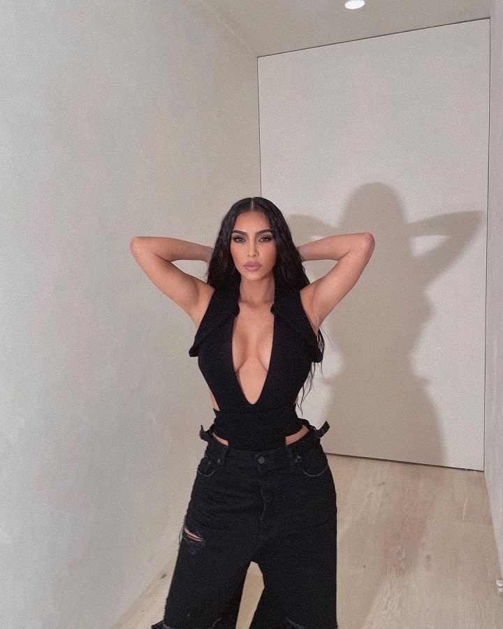 Kim Kardashian Wears Baggy Jeans [Credit: Kim Kardashian/Instagram]