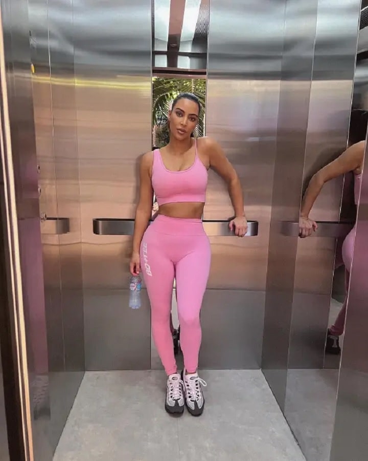 Kim Kardashian Shows Off Pink Gym Outfit [Credit: Kim Kardashian/Instagram]