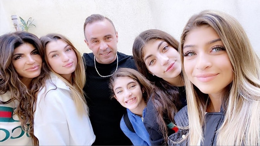 Teresa And Joe Giudice With Daughters [Credit: Instagram]