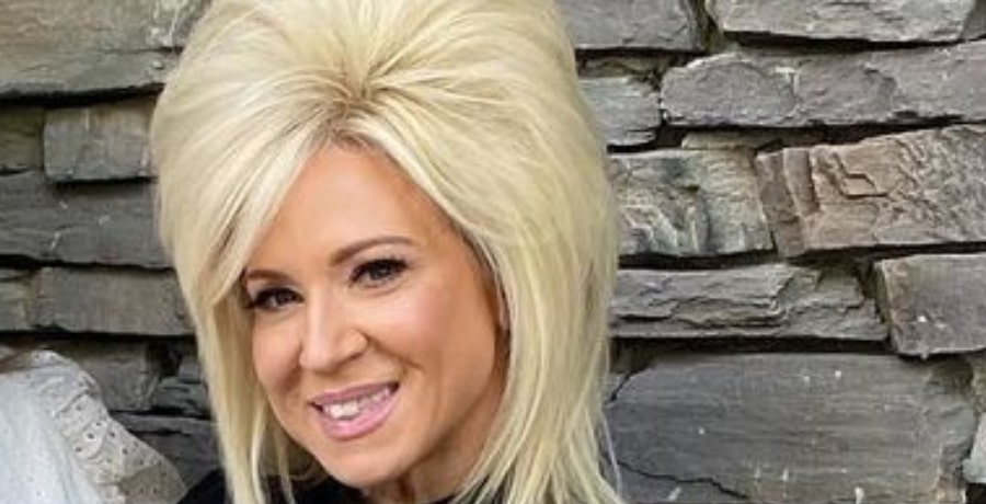 Theresa Caputo Shocks Fans With Whole New Look [Credit: Theresa Caputo/Instagram]