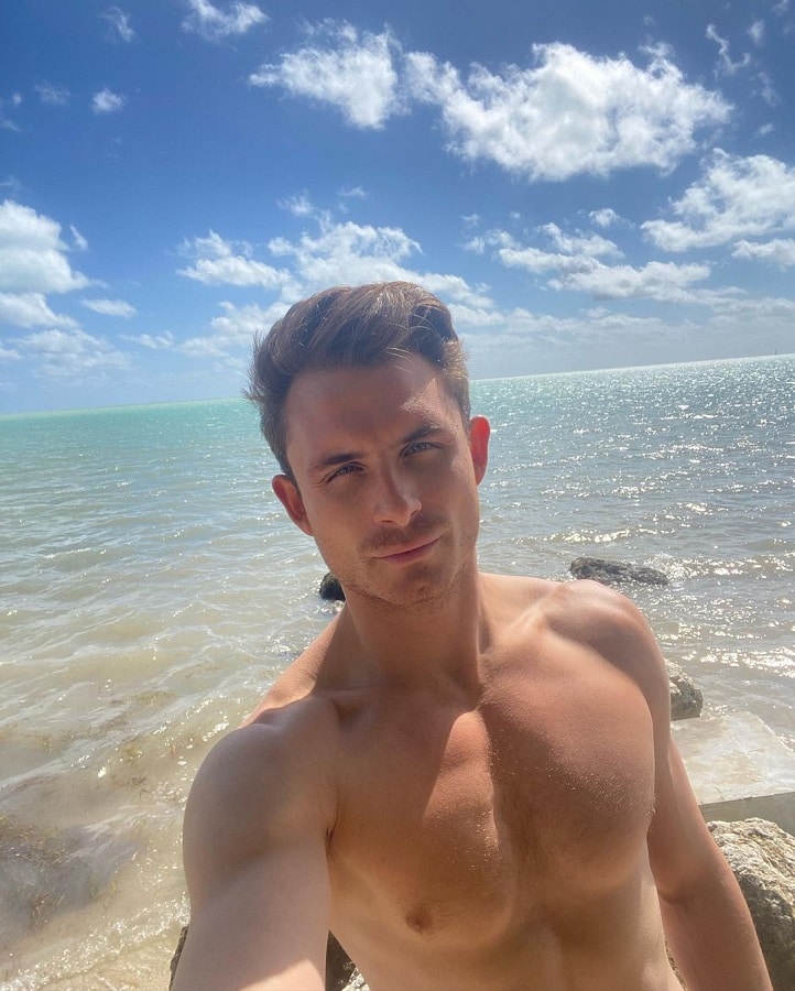 James Kennedy's Shirtless Beach Vacation [Credit: James Kennedy/Instagram]