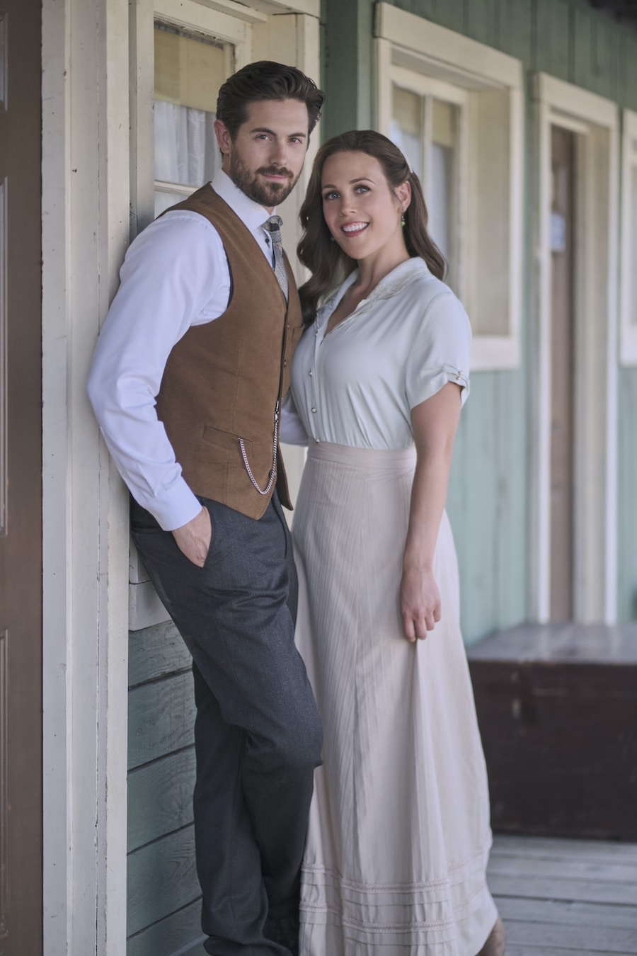 Photo: Chris McNally, Erin Krakow Credit: ©2022 Crown Media United States LLC/Photographer: David Astorga