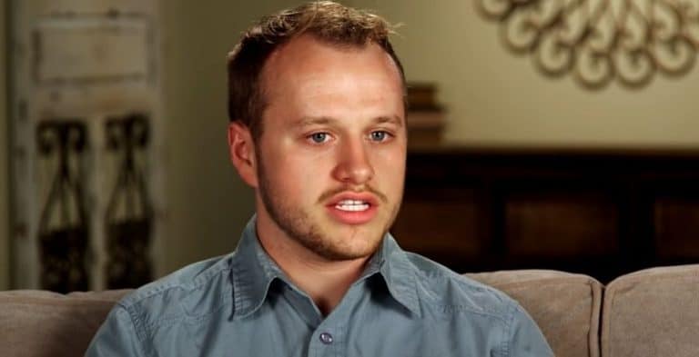 Josiah Duggar Used His Hand To Learn Being Affectionate With Lauren