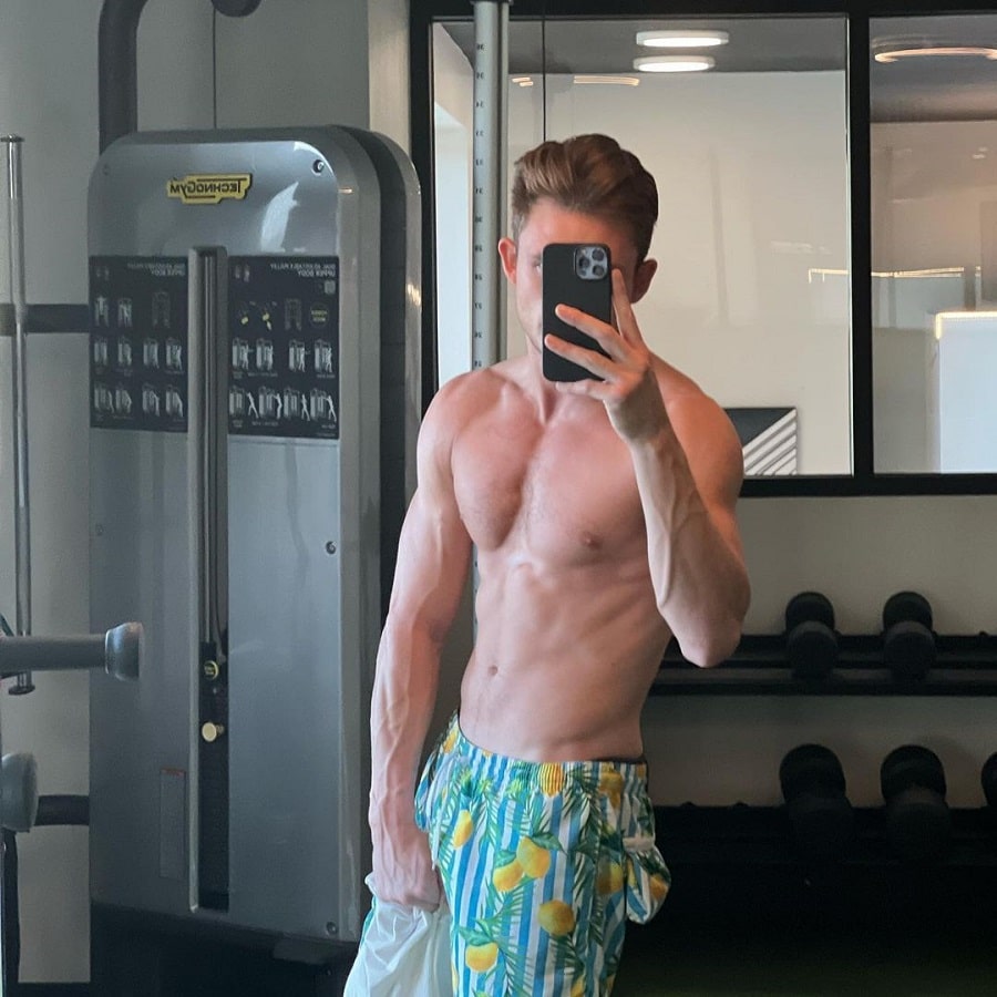 James Kennedy Shirtless At The Gym [Credit: James Kennedy/Instagram]