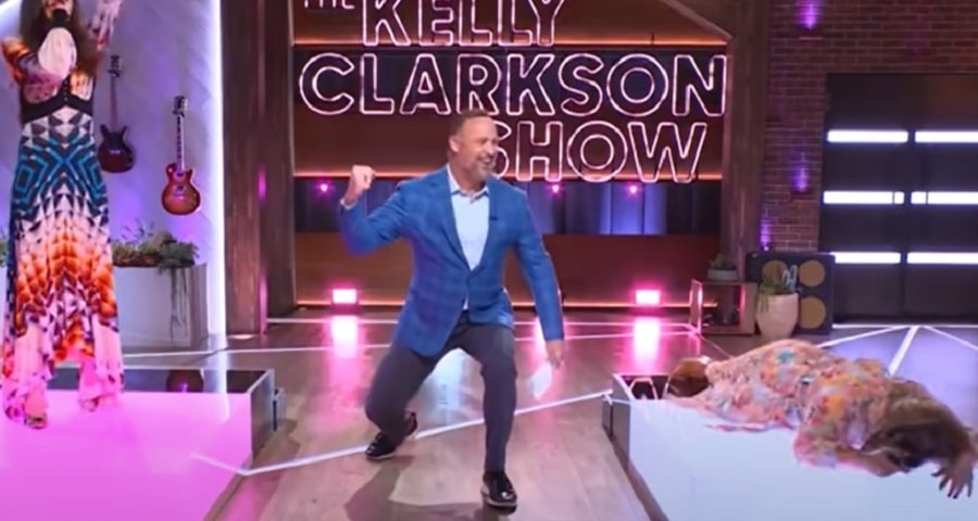 Kelly Clarkson Face Plant [Credit: YouTube]
