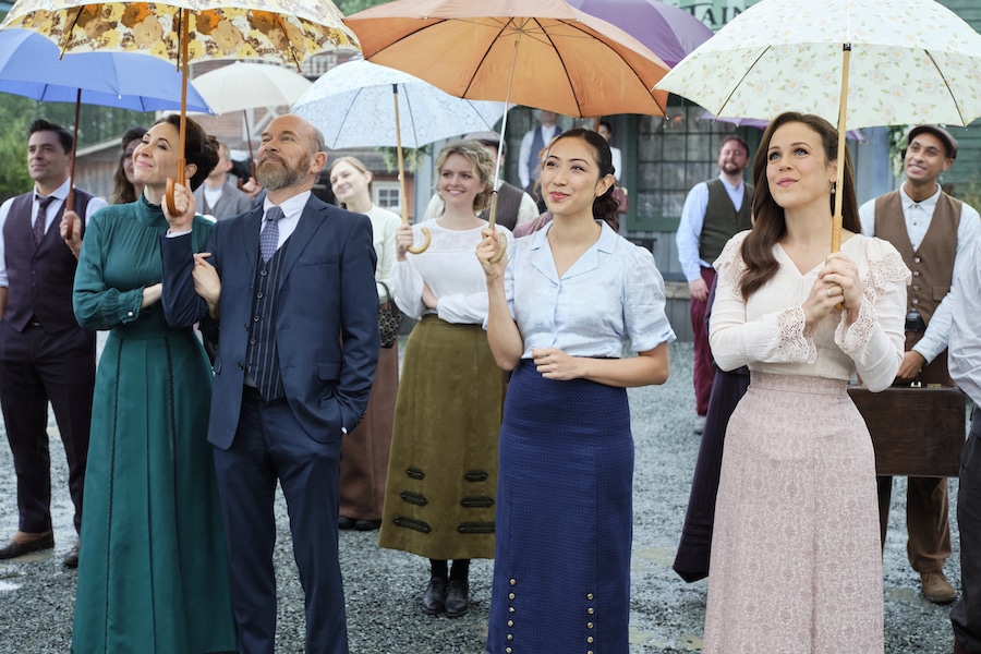 Photo: Kavan Smith, Loretta Walsh, Hrothgar Mathews, Andrea Brooks, Amanda Wong, Erin Krakow Credit: ©2022 Crown Media United States LLC/Photographer: David Dolsen