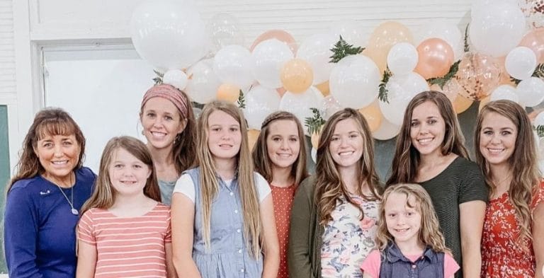 New Photo Confuses Fans: How Many Duggar Women Are Pregnant?
