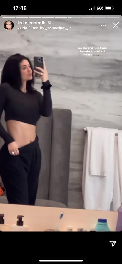 Kylie Jennner Photoshopped Chiseled Abs? [Credit: Kylie Jenner/Instagram Stories]