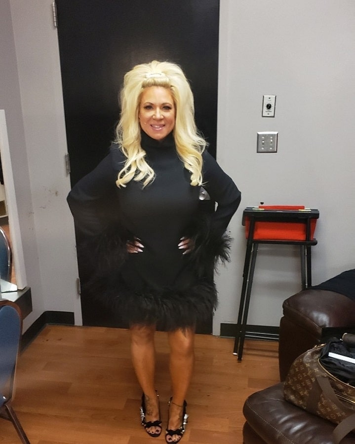 Theresa Caputo's Leggy Look [Credit: Theresa Caputo/Instagram]