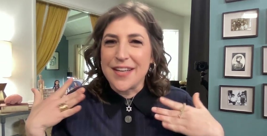 'Jeopardy!' Contestant Subtly Shades Mayim Bialik [Credit: YouTube]