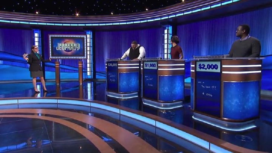 Jeopardy Mayim Bialik With Contestants [Credit: Jeopardy/YouTube]