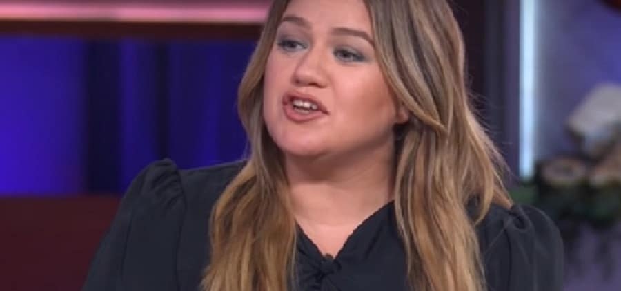 Kelly Clarkson Talks To Mayim Bialik [The Kelly Clarkson Show | YouTube]