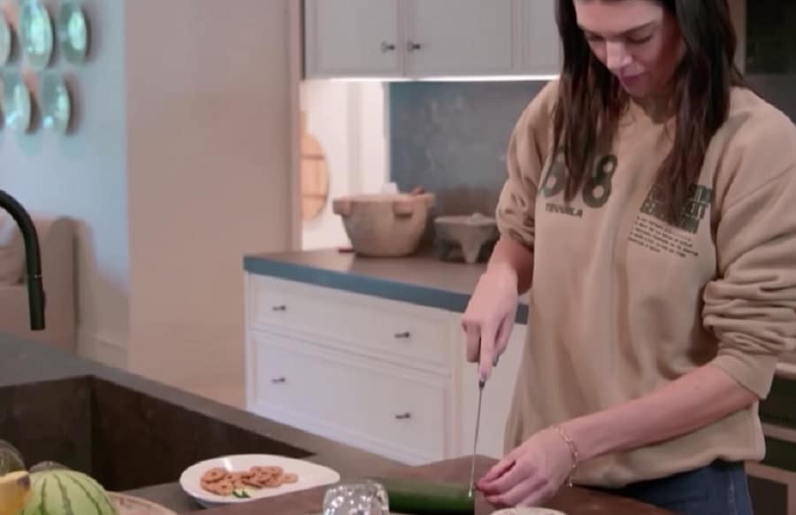 Kendall Jenner Attempts To Cut Cucumber [Credit: Hulu]