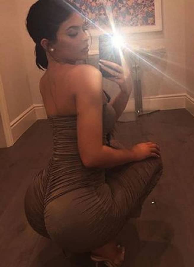 Kylie Jenner Pops Plump Booty [Credit: Kylie Jenner/Instagram]