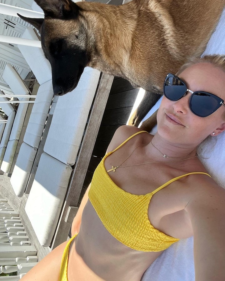 Lindsey Shows Off Yellow With Special Companion