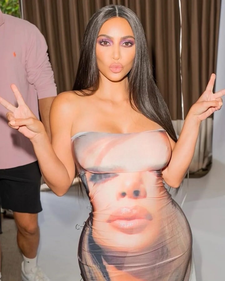 Curvy Kim Kardashian Selfie [Kim Kardashian | Instagram]