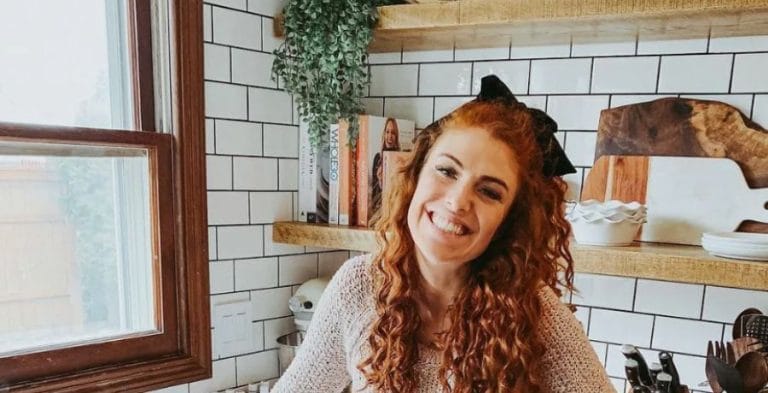 Audrey Roloff Flaunts Tiny Waist In Snug Sports Bra & Skintight Leggings