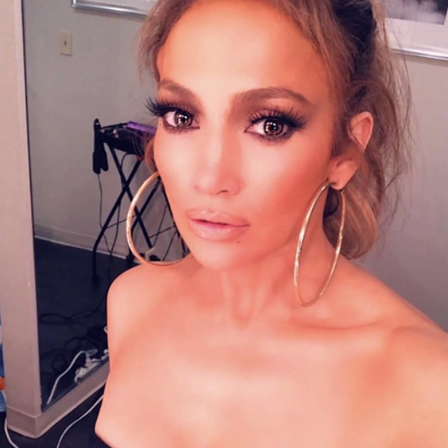 Jennifer Lopez Snaps Selfie [Jennifer Lopez | Instagram]
