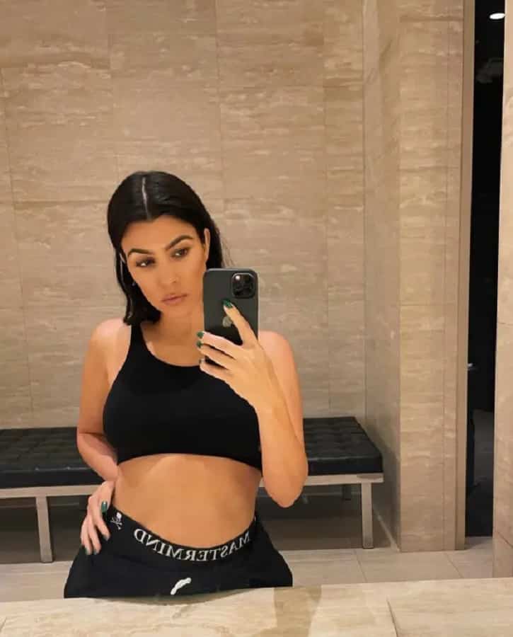 Kourtney Kardashian Pose In Crop Top [Kourtney Kardashian | Instagram]