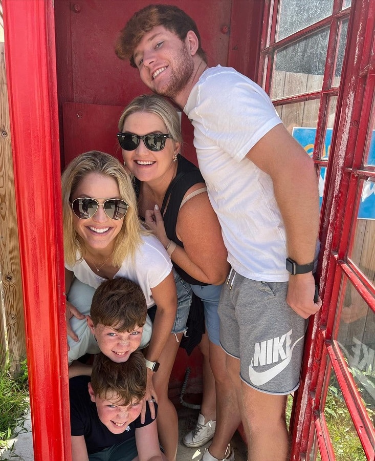 Sara Haines & Family In Phone Booth [Henry Allen | Instagram]