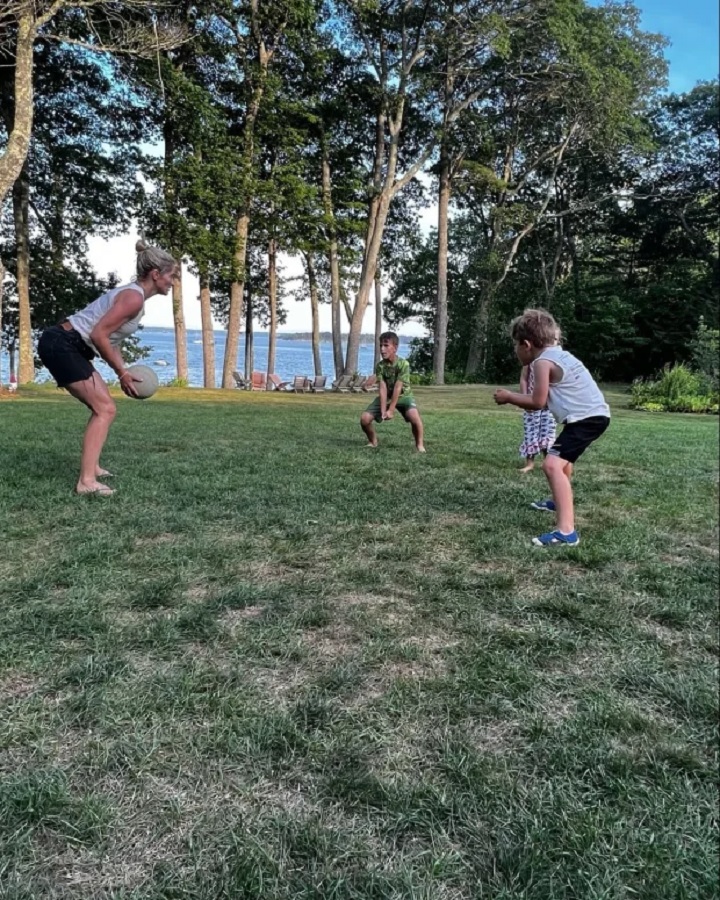 Sara Haines' Family Volleyball [Sara Haines | Instagram]