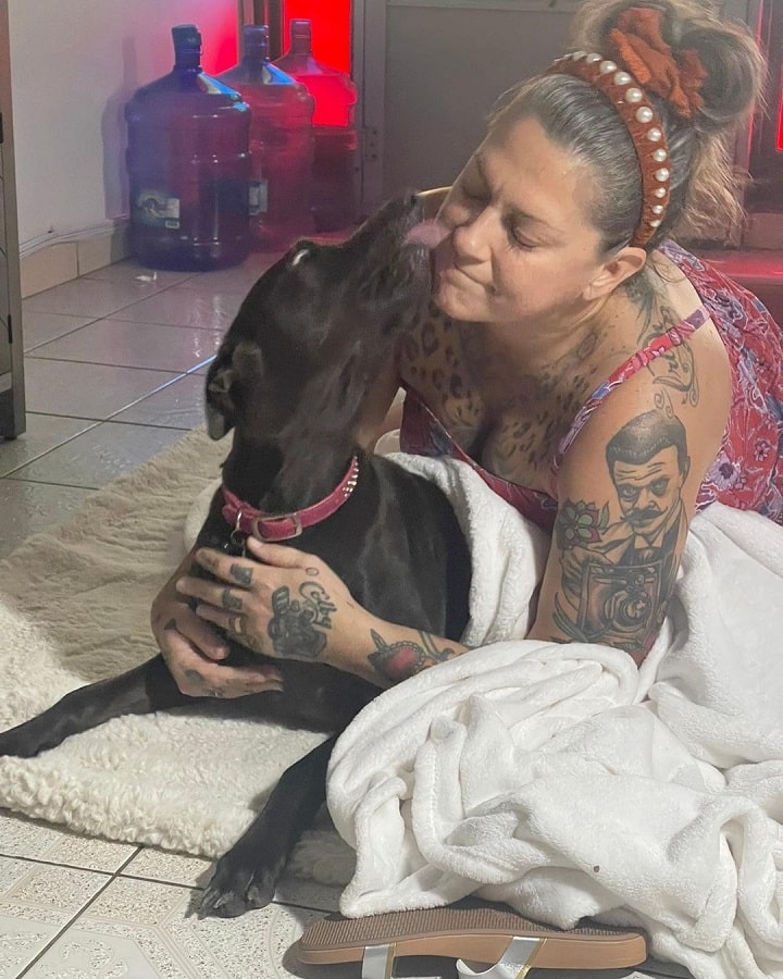 Danielle Colby Kisses Dog [Danielle Colby | Instagram]