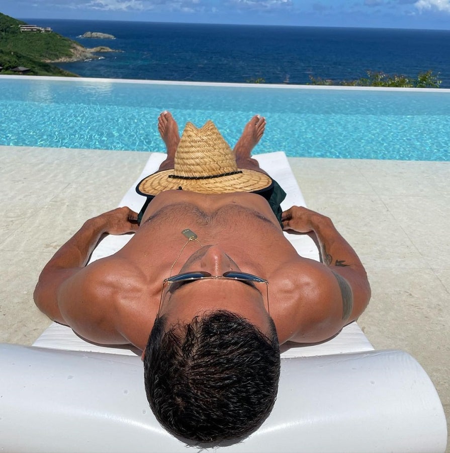 Mark Consuelos Sunbathes [Kelly Ripa | Instagram]
