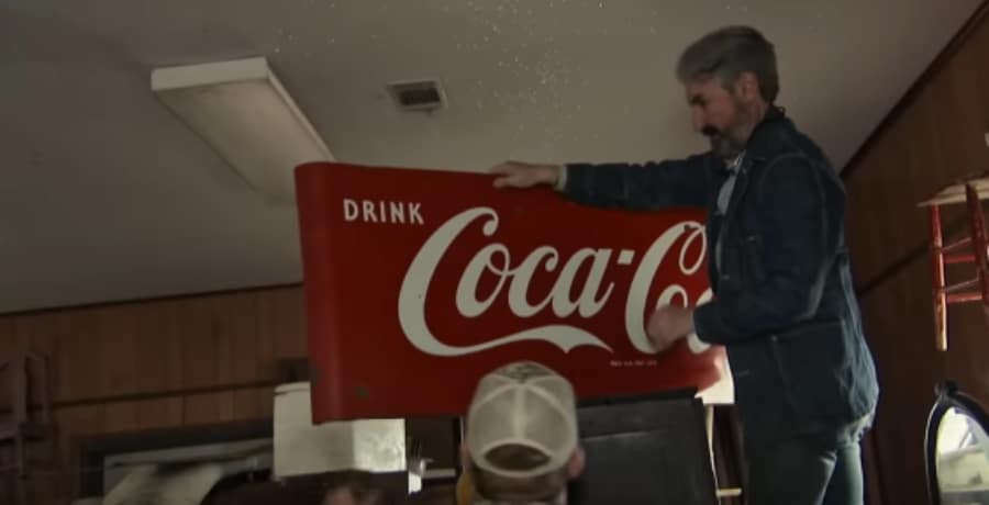 Mike Wolfe Finds Coca-Cola Sign [History Channel | YouTube]