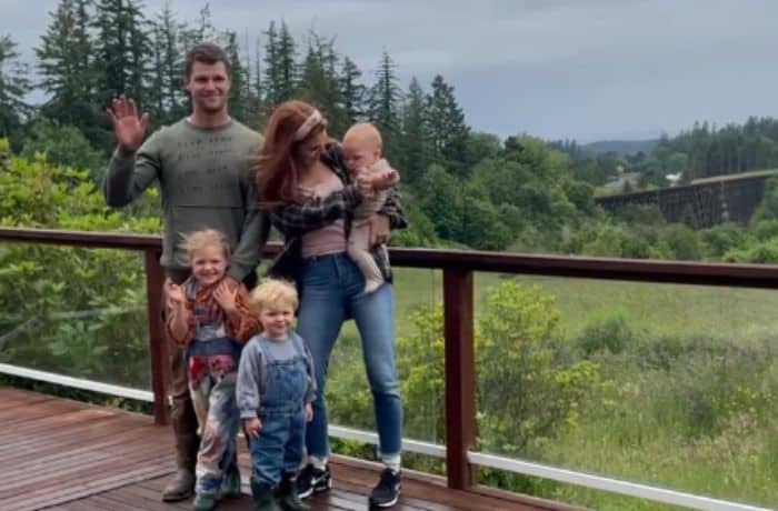 Audrey holding Radley Roloff alongside the rest of the family - Instagram/Audrey Roloff