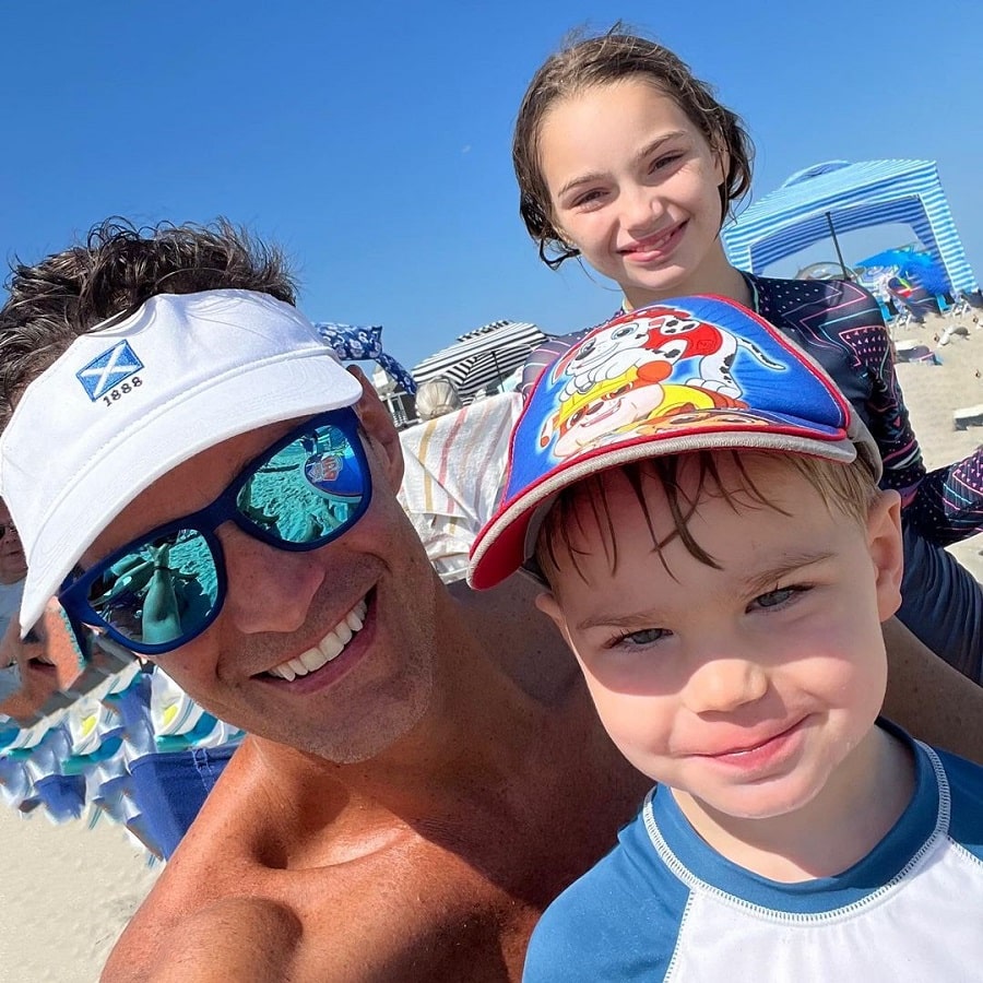 Rob Marciano Hanging Out With Kids At Beach [Rob Marciano | Instagram]